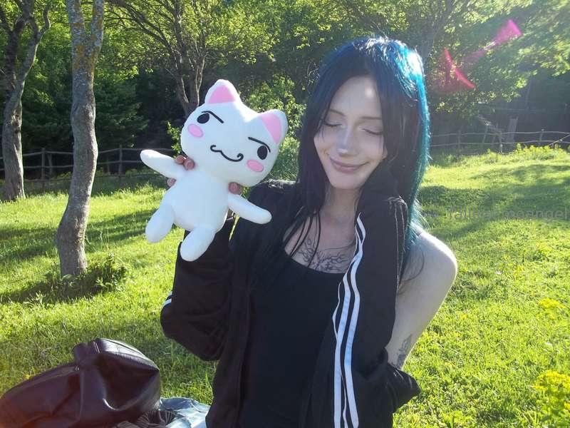 heh, my friend took these picnic photos. :3 she gave me this..