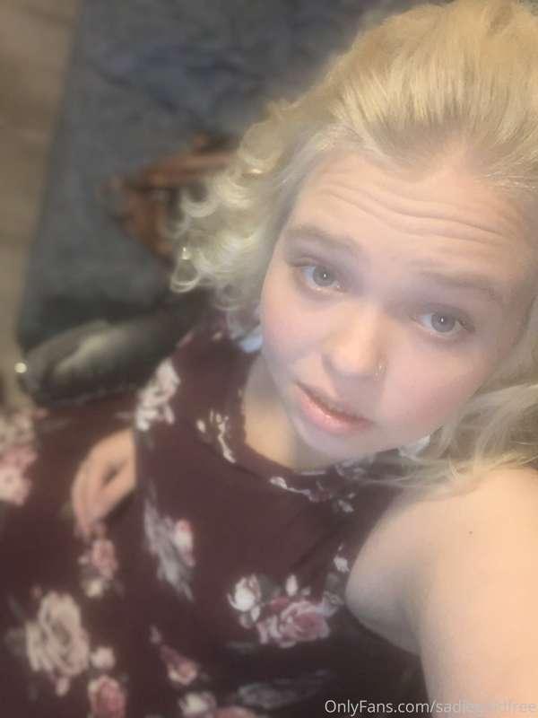 Subscribe to my paid page to see all my explicit content !! ..
