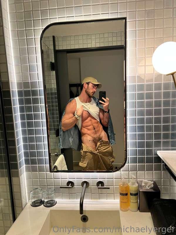 A mirror selfie didn't hurt nobody