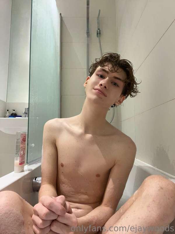 𝐝𝐞𝐜𝐢𝐝𝐞𝐝 𝐭𝐨 𝐬𝐭𝐚𝐫𝐭 𝐦𝐲 𝐝𝐚𝐲 𝐰𝐢𝐭𝐡 𝐚 𝐰𝐚𝐫𝐦 𝐛𝐚𝐭𝐡 🛁 𝐡𝐨𝐰 𝐚𝐛𝐨𝐮𝐭 𝐲𝐨𝐮? ♡