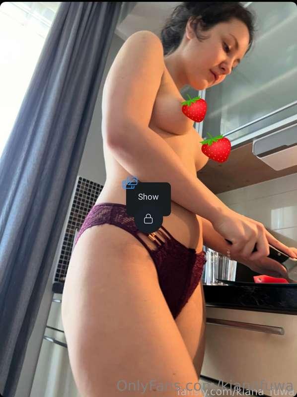 Cooking topless🙈🍒 ***ITS FREE ON ME VIP @kianafuwavip ❗️***
..