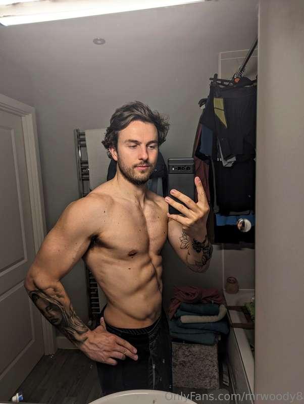 Shower time ! 😉😁 Who's feeling horny this evening ? Drop me ..