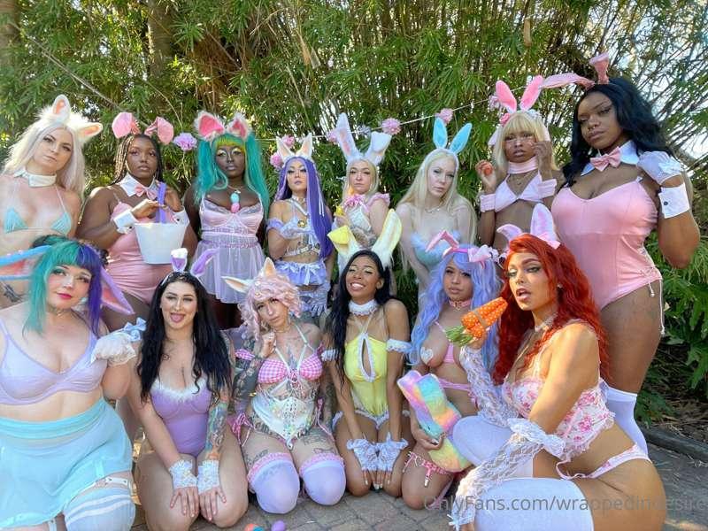 ***COLLAB VIDEO*** **Group Topless Bunny Dildo Sucking**
@li..