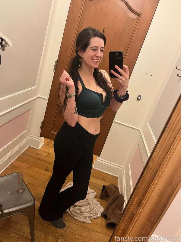 Yesterday I went to a Victoria’s Secret changing room while plugged just to have some fun 😈 I also really hope I can get the sports bra and yoga pants one day because I think they’re super cute but I can afford them rn 

