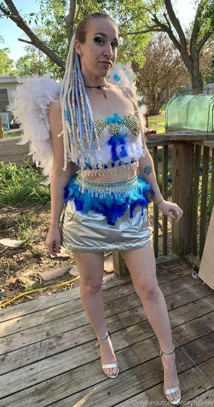 Sneak Peek 👀 I’m in Fashion Show this Saturday & I got to tr..