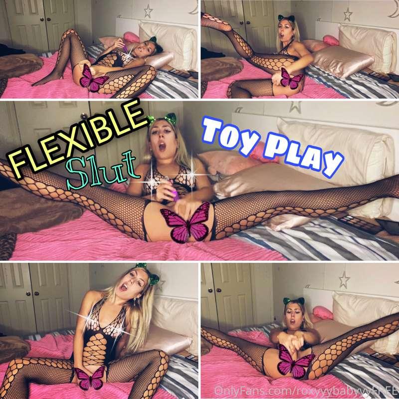 Me: iM fLeXiBLe 🙄 
Playing with my fattest dildo and fave vi..