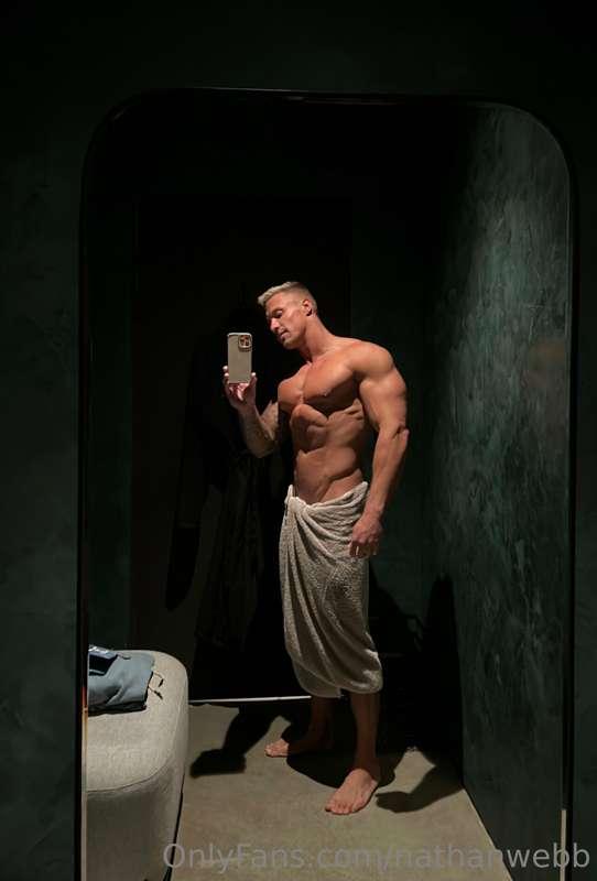 Late night gym session, I need to hit some cardio now … 😇 😏