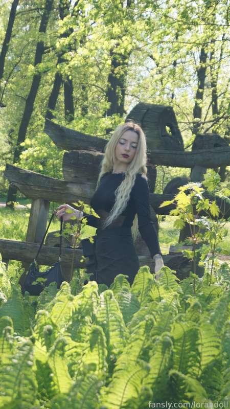 hey 💌 
I want to share with my favorite subscribers an interesting fact about me^^ 
I just adore nature 🌳 it always relaxed me very much and helped me cope with sad thoughts during difficult periods 🌱 I just turn off the Internet and listen to the birds singing and the sound of the forest it seems to me that I can do this forever 🦉
this summer I just really want to go camping maybe even for a few days hehe ⛺

#blonde #gonewild #smalltits #fitgirl #sporty #slutty #nature #lifestyle #hourglass #outdoor