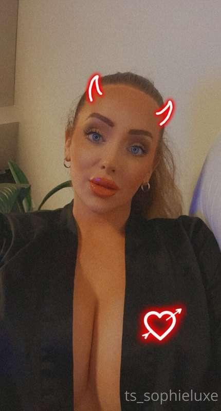 Swipe right to see my big milf jugs 😍
