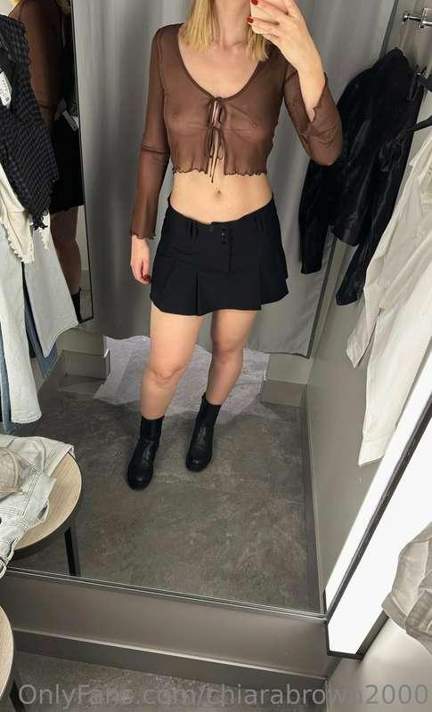 Are you guys into mini skirts? Asking for a friend 😇