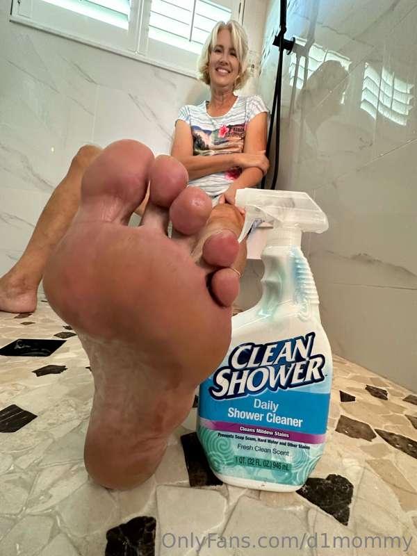 Anyone in need of a BIG mama to clean their shower? 🤭❤️