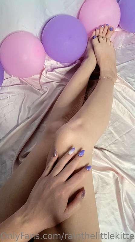 Tell me how much you like my feet 😈