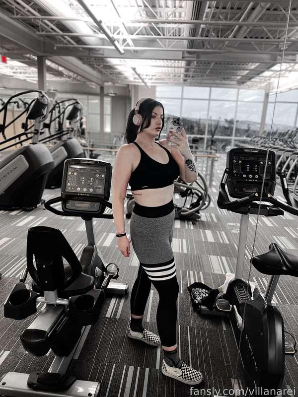 From the gym the other night hehe 💖 I’ve lost 15 pounds since Christmas and I’m feeling gooood ✨

Workout info in the locked text for subs!

#fyp #fitness #gym #musclemommy #tall #tallgirl #leggings #thicc #booty #bigbooty #biceps #flexing #purplehair #altgirl #alternative #gothgirl