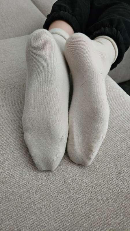 Do you find it sexy that my feet stretch socks? I personally..