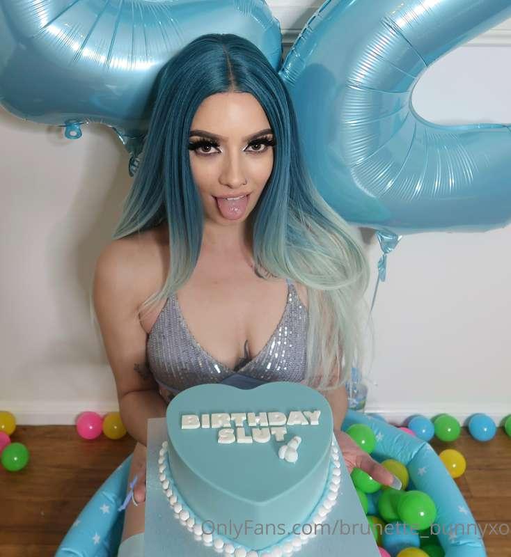 ITS MAAAA BIRTHDAAYYY! Make sure you wish me a happy birthda..