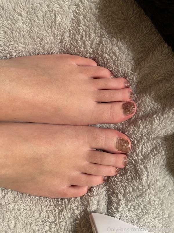 Quick one for the feet fetish guys 👅😏