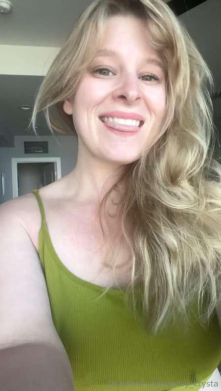 Message this pretty lady 😘