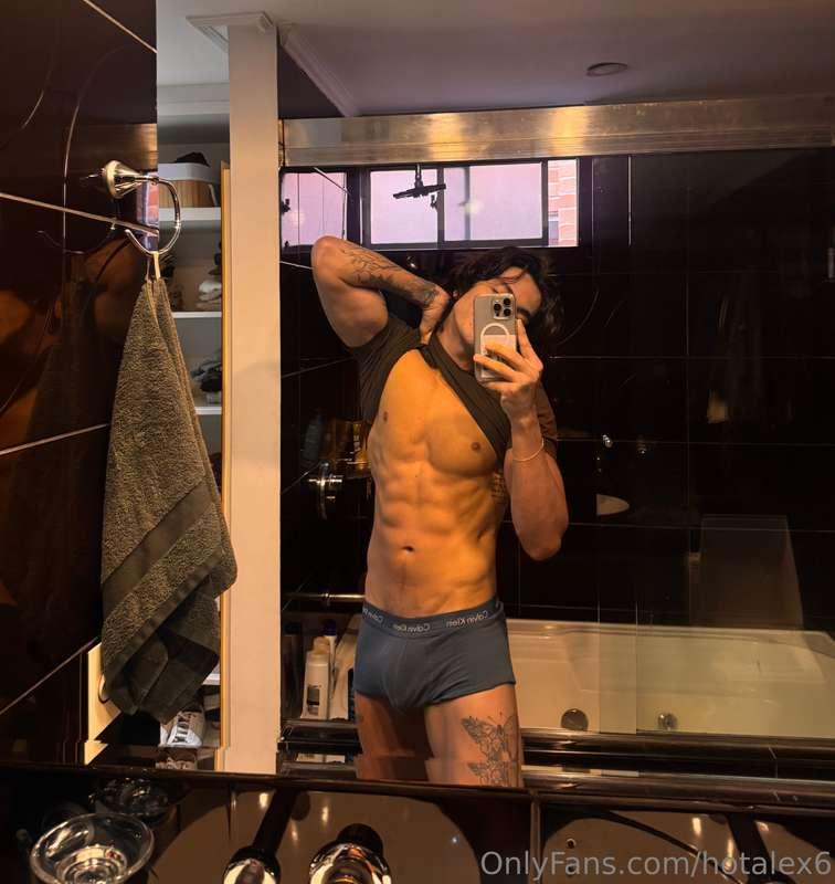 Pictures in a mirror, my favorite kind 😉😏