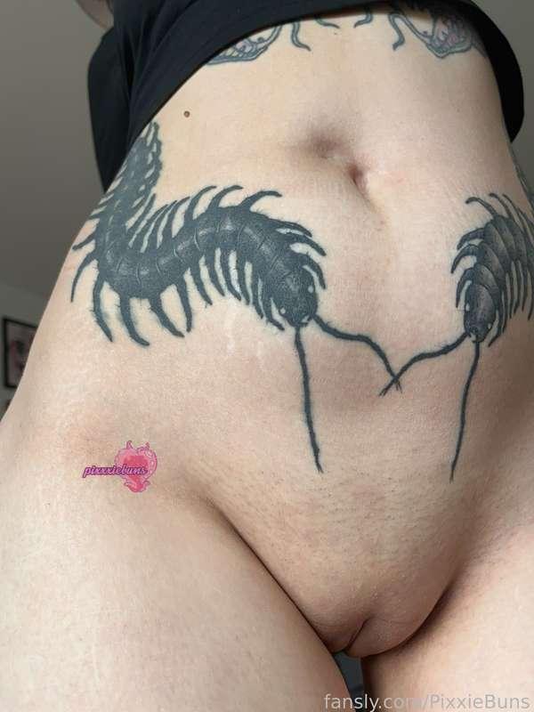 Sexy, shaved and smooth. Practically begging for you to stretch it out with your cock

#tattoos #bald #shavedpussy #alternative #bellybutton #smallwaist #pussy #wet #petite #bigpussy