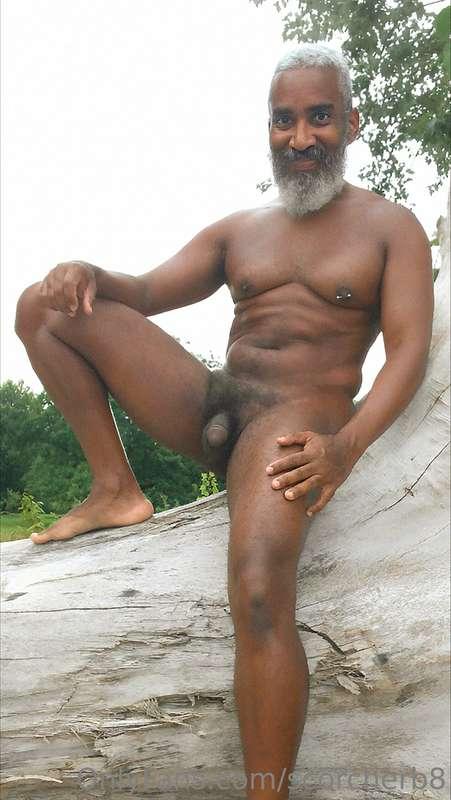 TGIF!  #beard #musculardaddy #gay #feet #gaycruising #beardg..