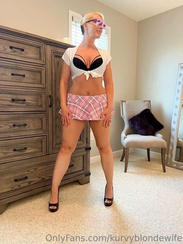 kurvyblondewife image #6