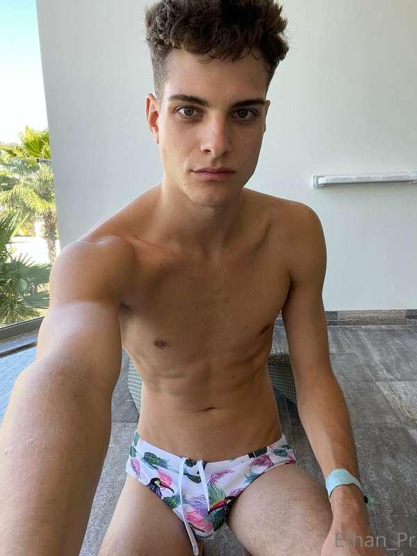 Some pics in the sun ☀️ Do you like speedos?