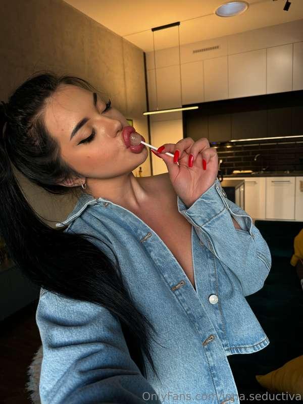 I really like sweets🤤, give me lots of lollipops🍭, I don't w..