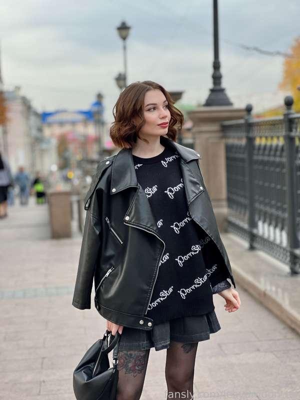 Do you like this outfit? 💖

#fyp #life #cutegirl #cutie #teen #curls #greeneyes #shorthair #miniskirt