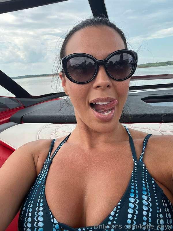 @rachelstarrxxx sent me an invite to her boat party for fire..
