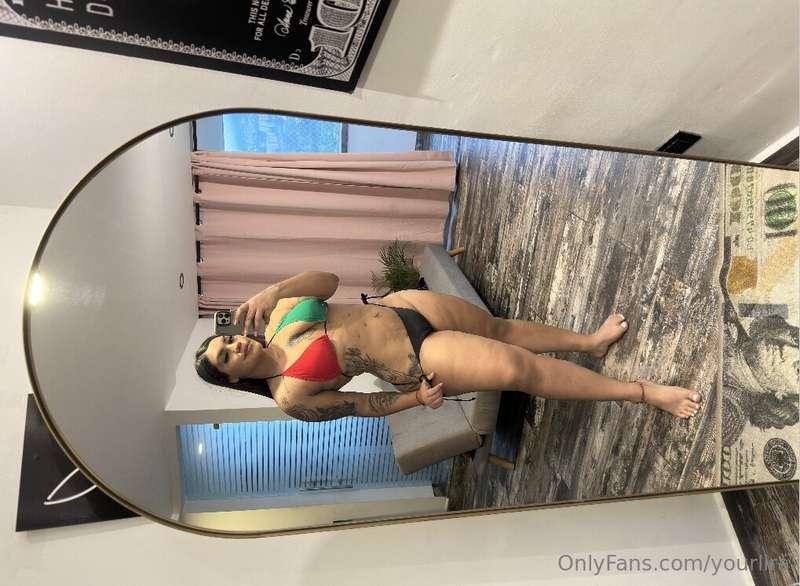 This mirror’s seen things you wish you could 😈