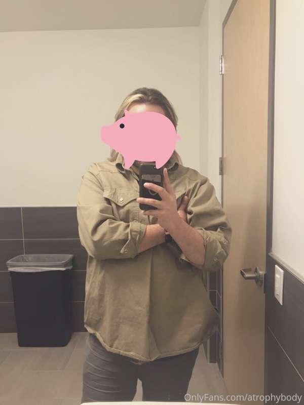 A piggy on a work bathroom break 🐷💕