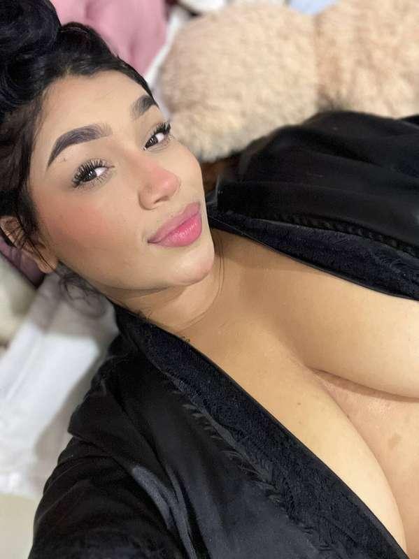 Pretty face, pretty tittiesss. What a combo! lol