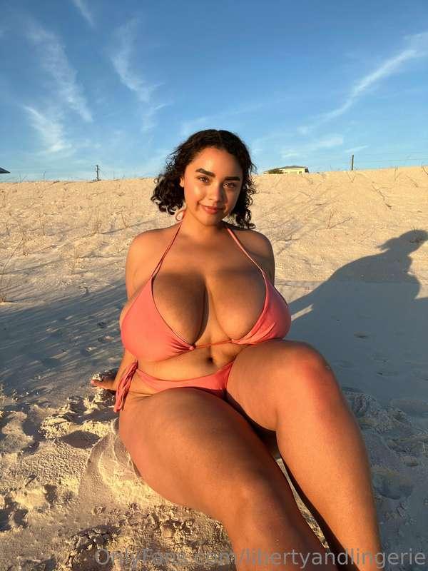 Suns out, tits out 🥰 (..that’s the phrase, right?)
