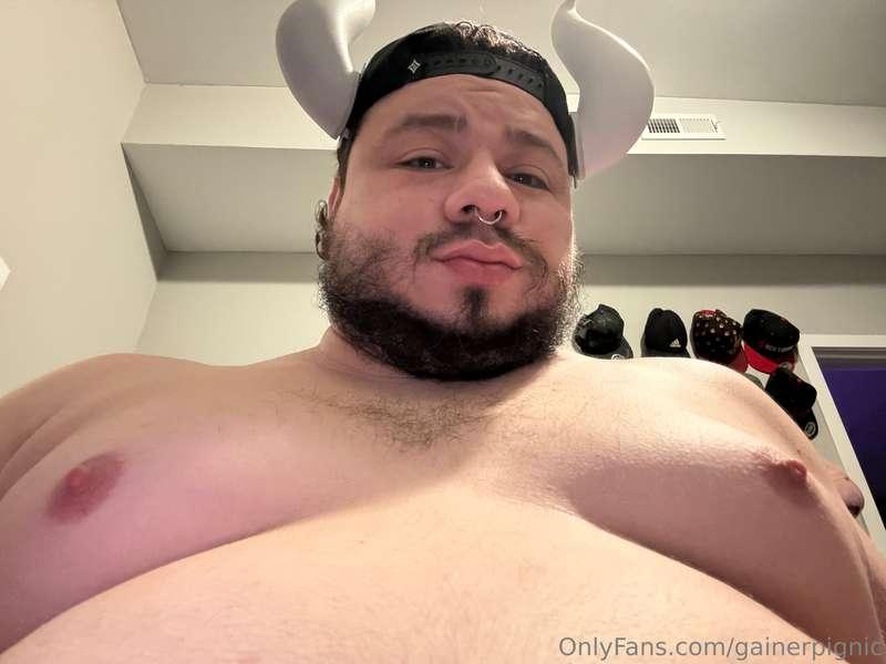 The cow needs milking🐮