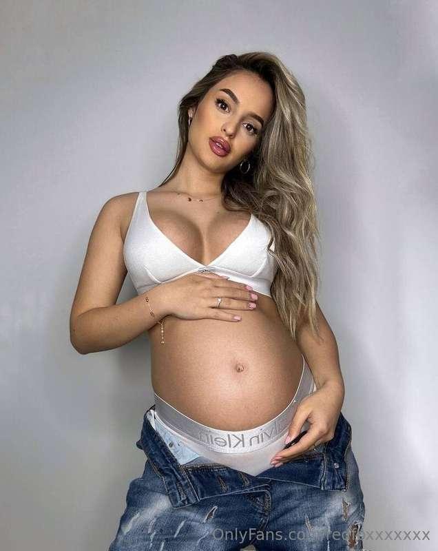 This PREGNANT Is So HORNY 🥵 @amyfoxxxx Made Her Account 😱 FR..
