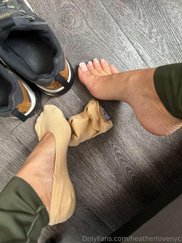 Smelly feet and socks? or Clean no smell?