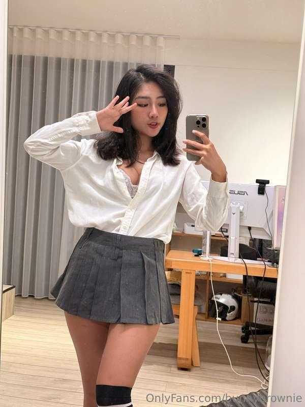Short skirt. No shame. No panties 😏