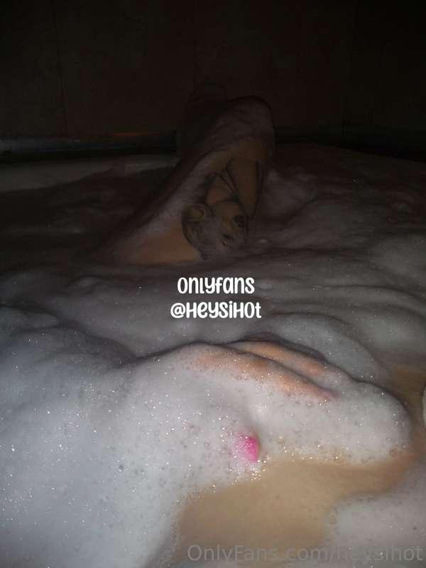 playing with foam and very warm, shall we play? 🔥🔥👅