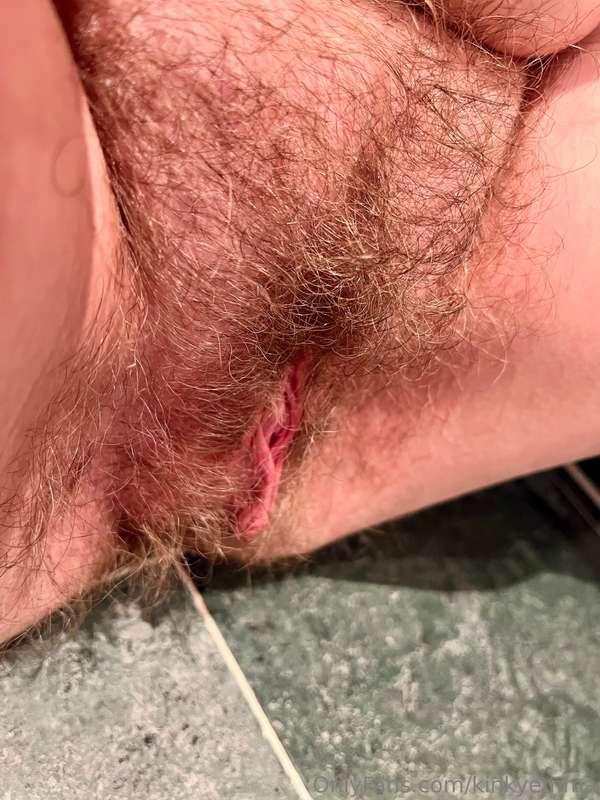 Give my hairy pussy and pussy lips a lot kisses!