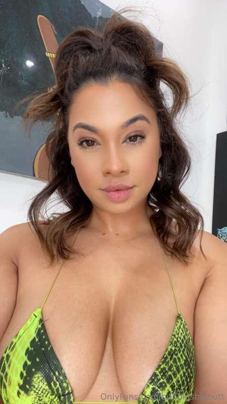 Blow your warm load all over my face and titties 👅