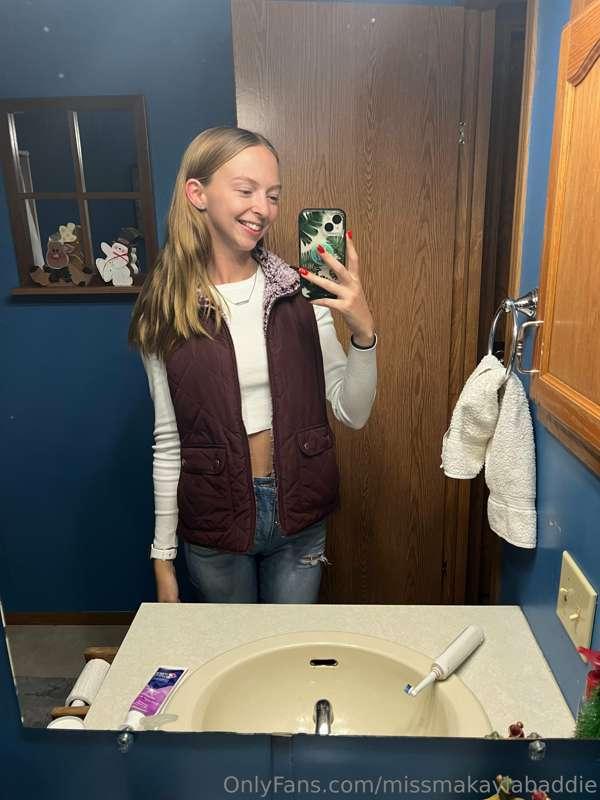 Felt cute in this mirror☺️ Hope everyone had a good Christma..