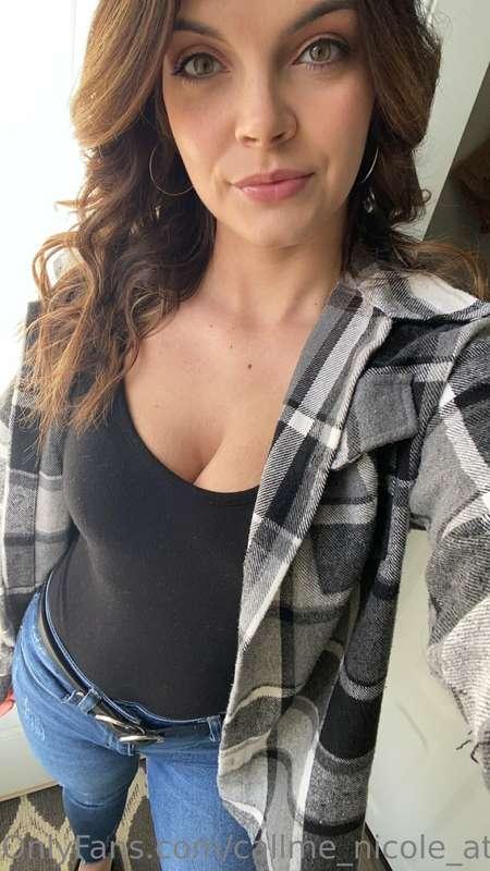 Heading out for a hot lunch date 😉 Buy me a drink 🥰