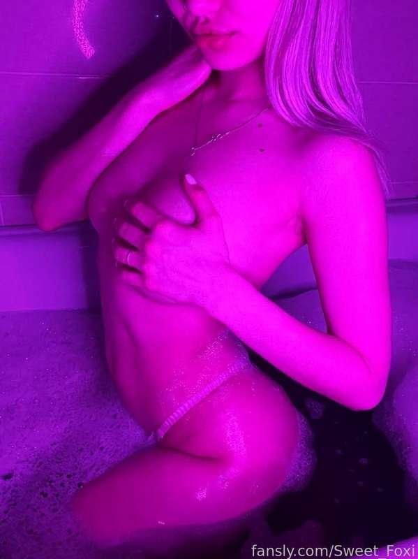 Do you want to see how naughty I am in the bathroom? 😈💦💦💦💦
