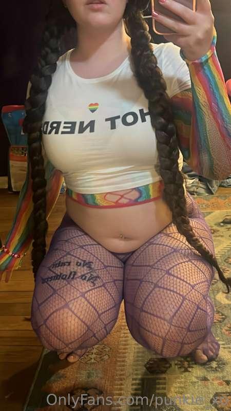 Wanna see what’s under my pride fit?🌈🩷🩵