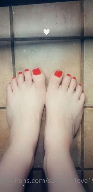 Dirty feet anyone? 🙈 I walked barefoot outside after it rain..