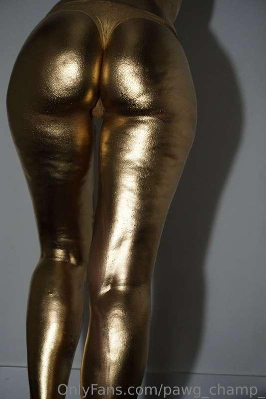 throwback to the full bodypaint gold photoshoot I did 😳 wash..