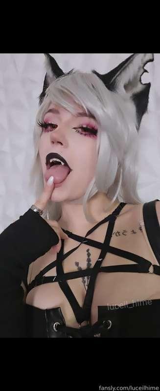 Who's turn was it to use my mouth ? 🖤🐺 

Today a lot of things went wrong with this Loona shoot BUT luckily i got some pretty hot content 

#fyp #helluvabosscosplay #cosplay #loonahelluvaboss #fangs #slut #fetish #goth #emo #alt 