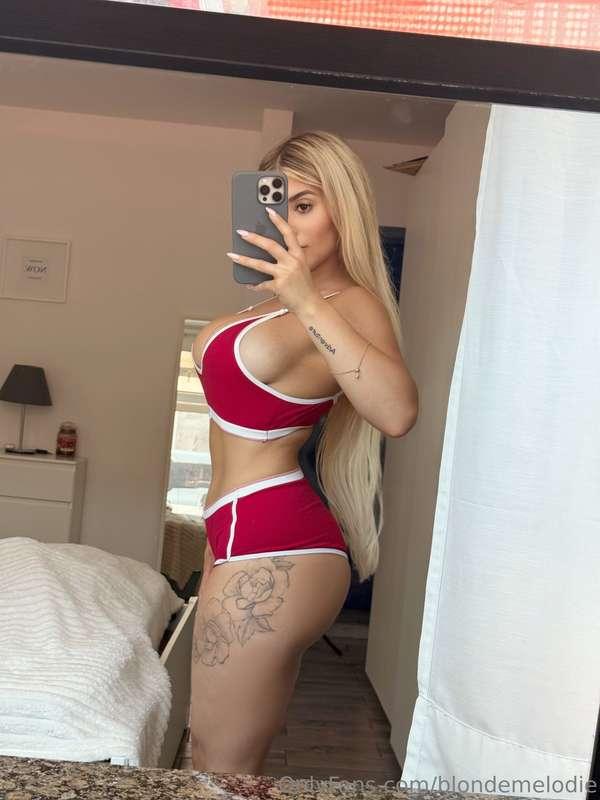 I just want to flex my flat stomach haha 