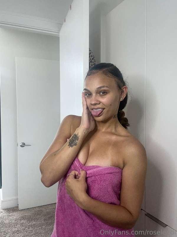 Just got out the shower.. Should I stay naked? 😈