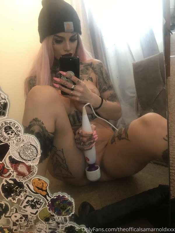 Wanna see me cum using this and my dildo! Drop me a message ..